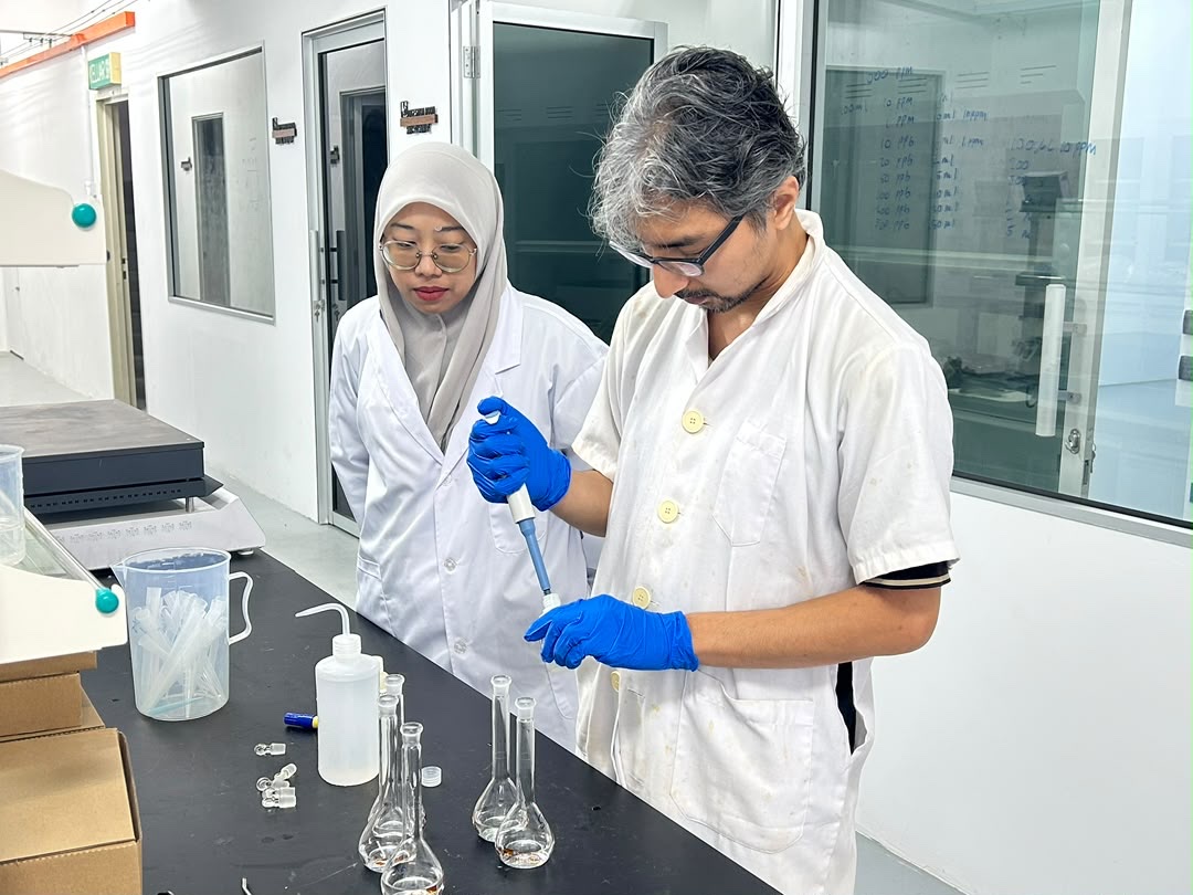 Kelstone Cosmos Lab analysts preparing laboratory solutions